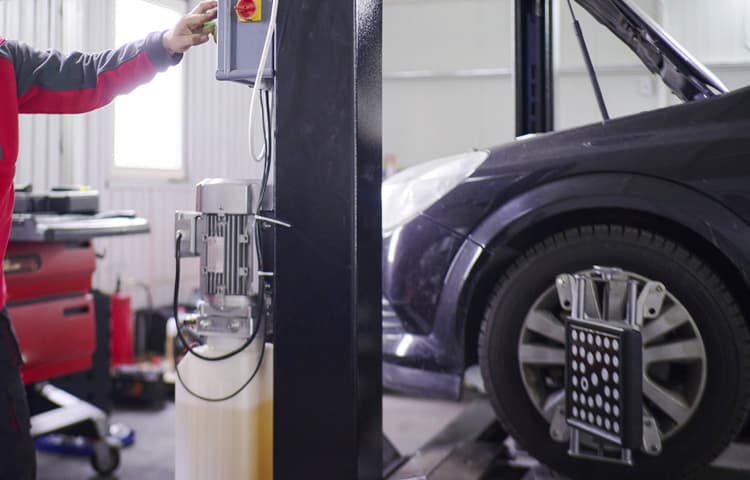 トー角（前後の開き具合）の調整