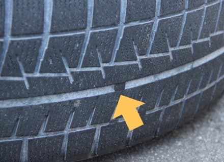 夏タイヤがすり減り、残りの溝の深さが 1.6mmになると現れる「スリップサイン」
