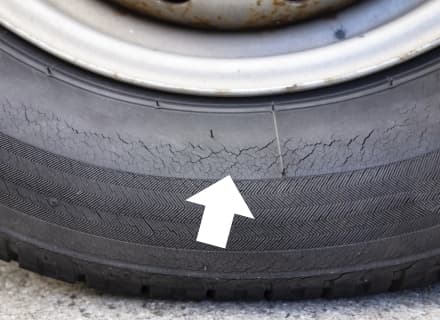 タイヤの溝が十分にある場合でも 使用年数やゴムの劣化に要注意